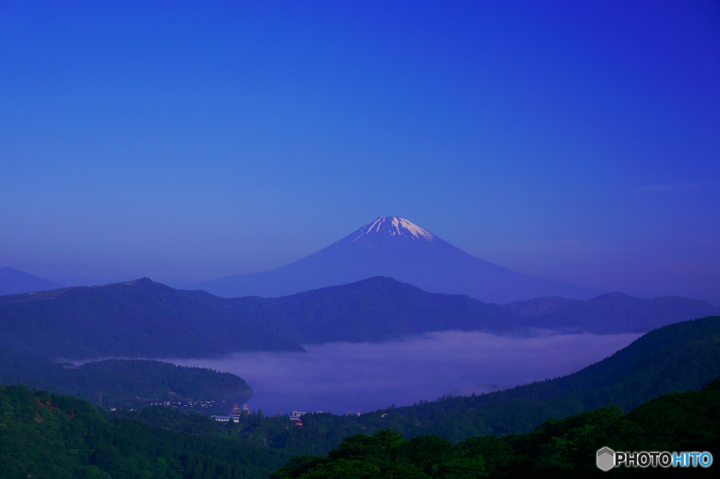 箱根　芦ノ湖の雲海　富士山