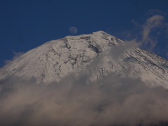 富士山と月