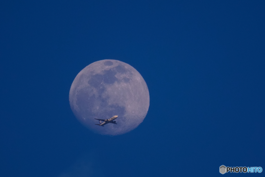 月に飛行機