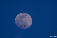 月に飛行機