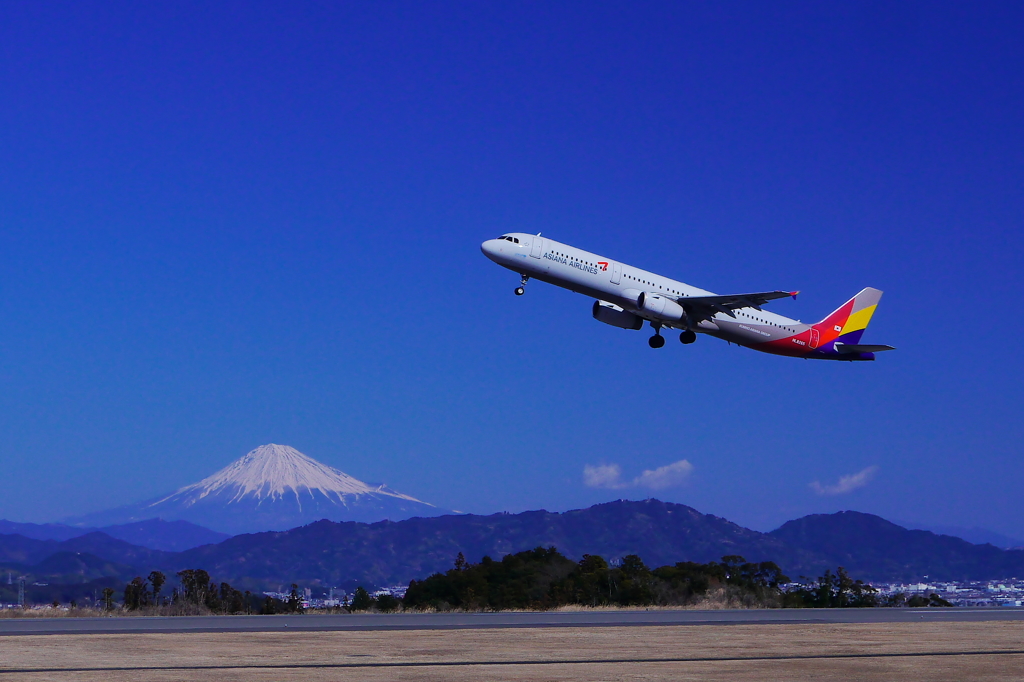 静岡空港で富士山とアシアナ航空