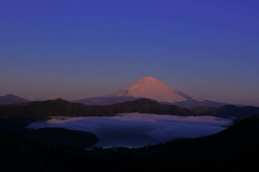 芦ノ湖の雲海に富士山