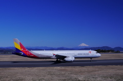 静岡空港で富士山とアシアナ航空