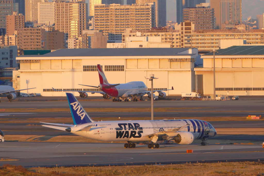 羽田空港　JA873A　スターウォーズ　R2D2