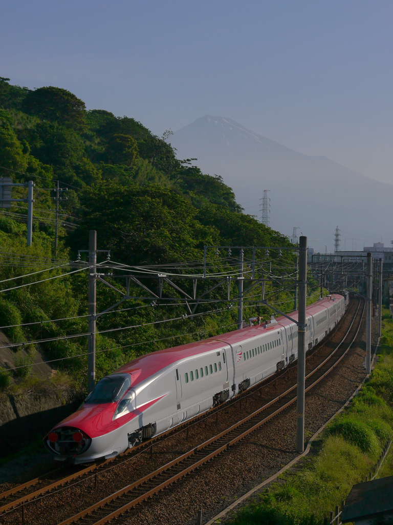 再掲　E6系と富士山