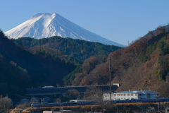 初狩で富士山とスーパーあずさ
