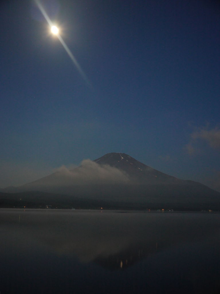 月と富士山