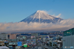 朝と街と富士山と