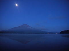 月と富士山