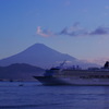 富士を背に飛鳥Ⅱ入港