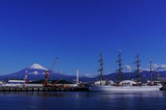 田子の浦港に日本丸が寄港　富士山もお出迎え