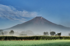 朝霧の向こうに富士山