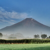 朝霧の向こうに富士山