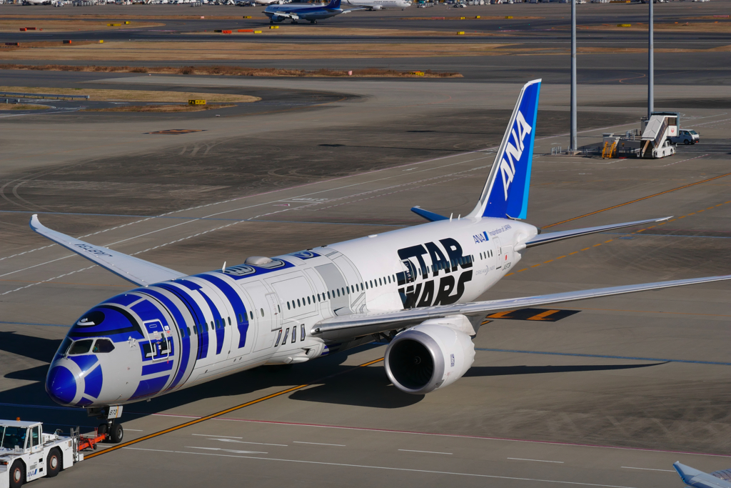 羽田空港　JA873A　スターウォーズ　R2D2