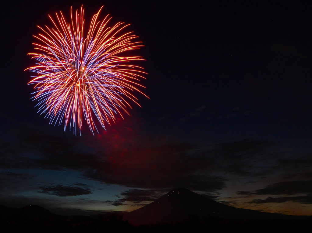 富士山と裾野の花火