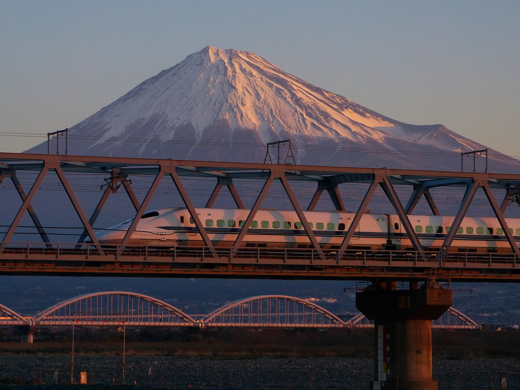 700系と富士山