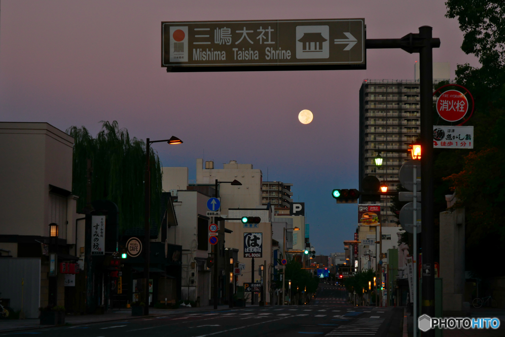 満月と街