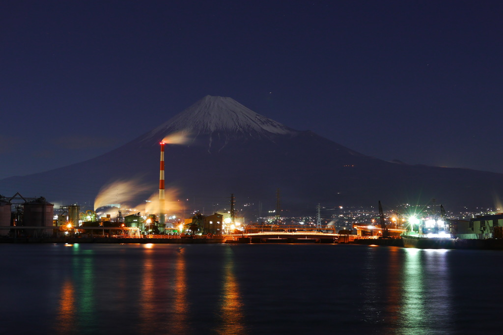 工場夜景と富士山