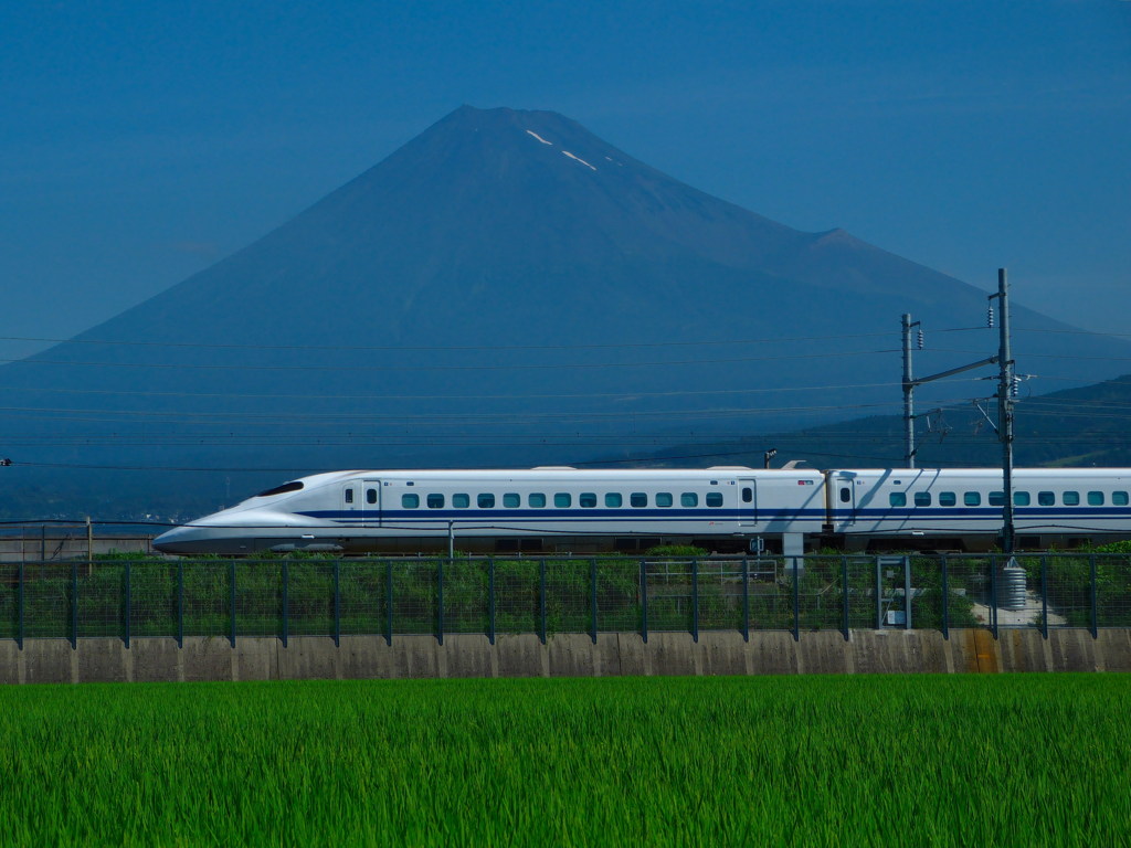 夏の富士山と700系