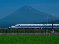夏の富士山と700系