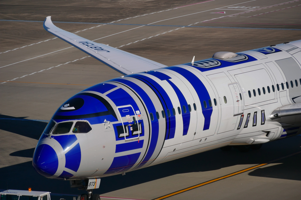 羽田空港　JA873A　スターウォーズ　R2D2