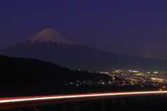 夜景に富士山