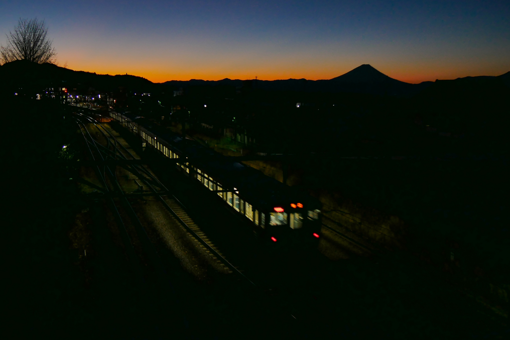 夜明け前　小淵沢駅