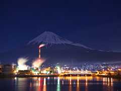 工場夜景と富士山