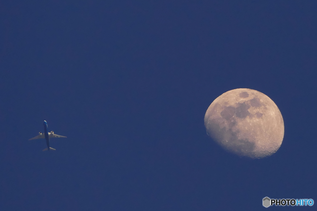 月と飛行機