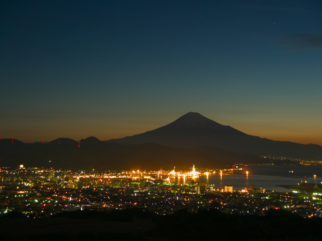 日の出前の日本平から