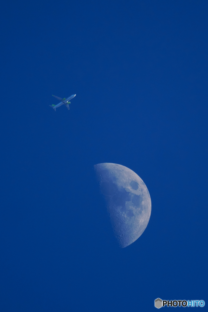 月と旅客機