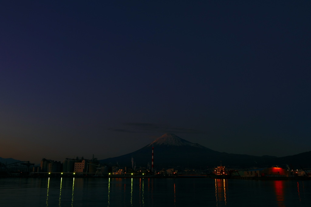 日暮れの富士山