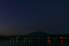 日暮れの富士山