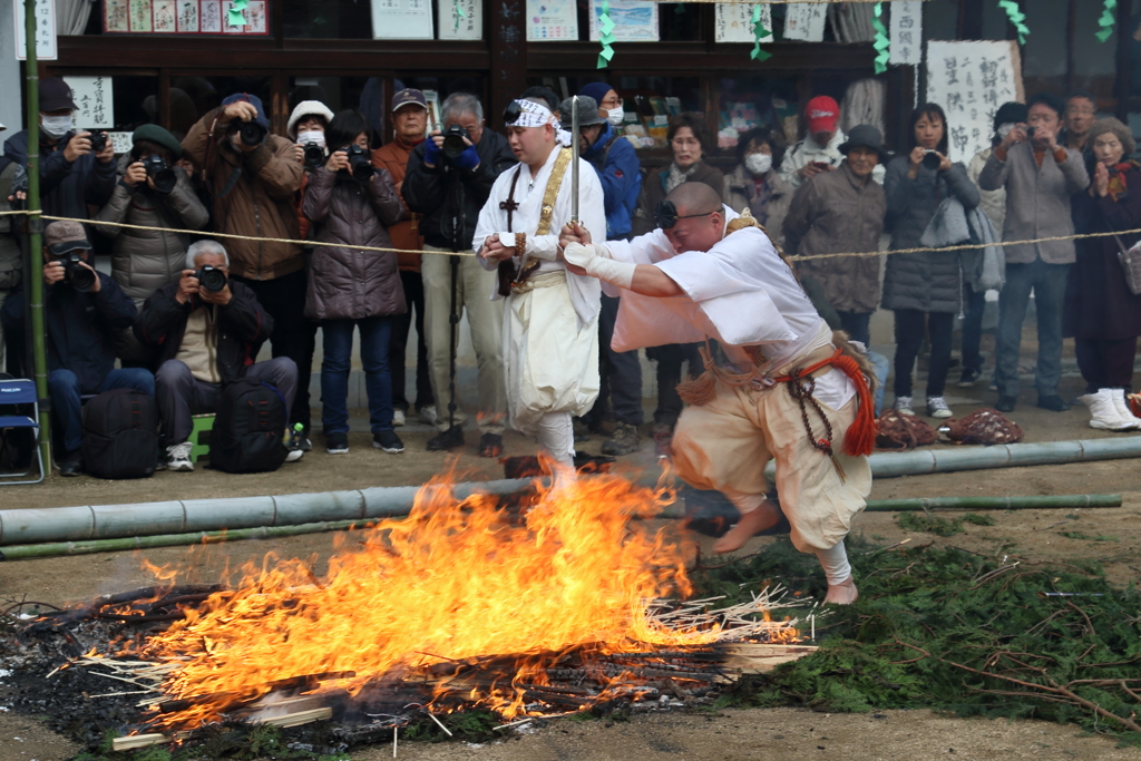 西国寺火渡り神事(6) 200108-791