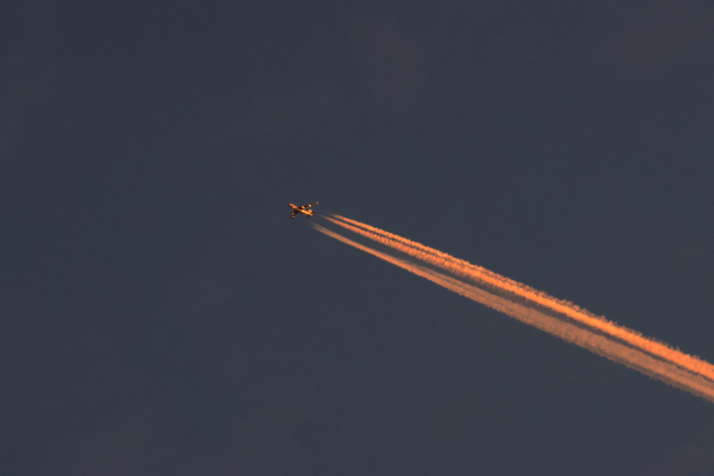 早朝の飛行機雲 231013-1079