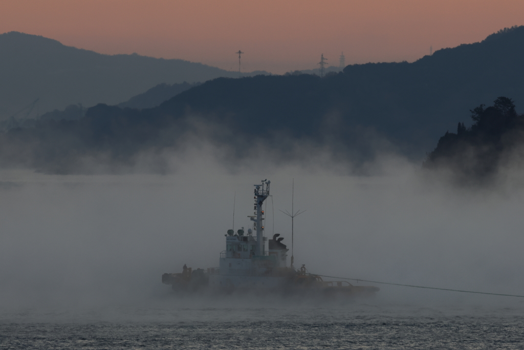 今朝の海霧 (2) 231204-545