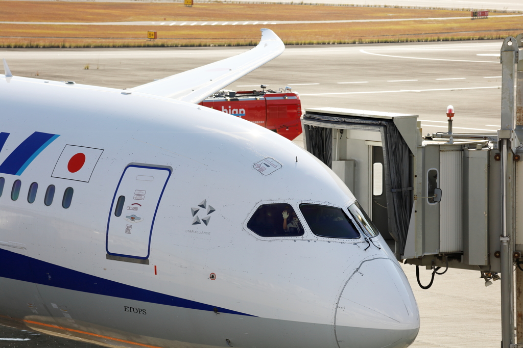 歓迎に応える機長 211031-294