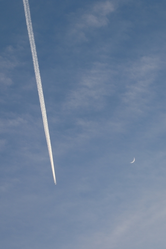 飛行機雲と月　15.05.22