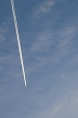 飛行機雲と月　15.05.22