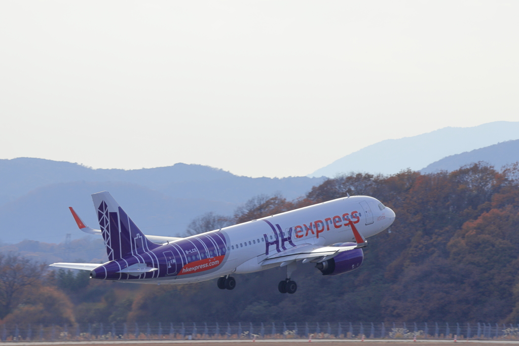 Hong Kong Expres take off 251210-051