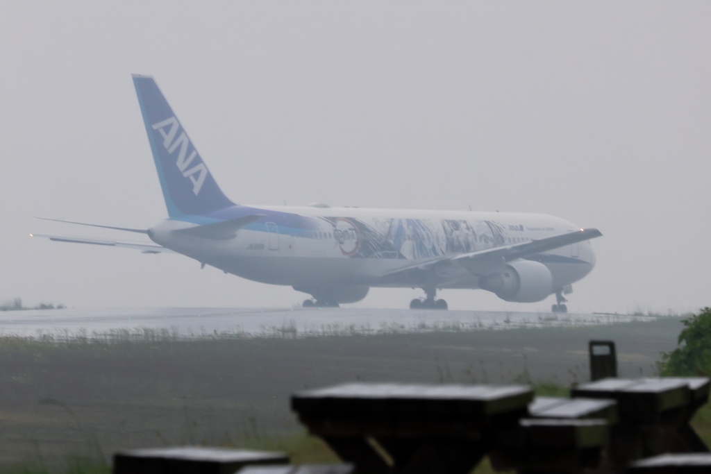 雨の広島空港 230608-969