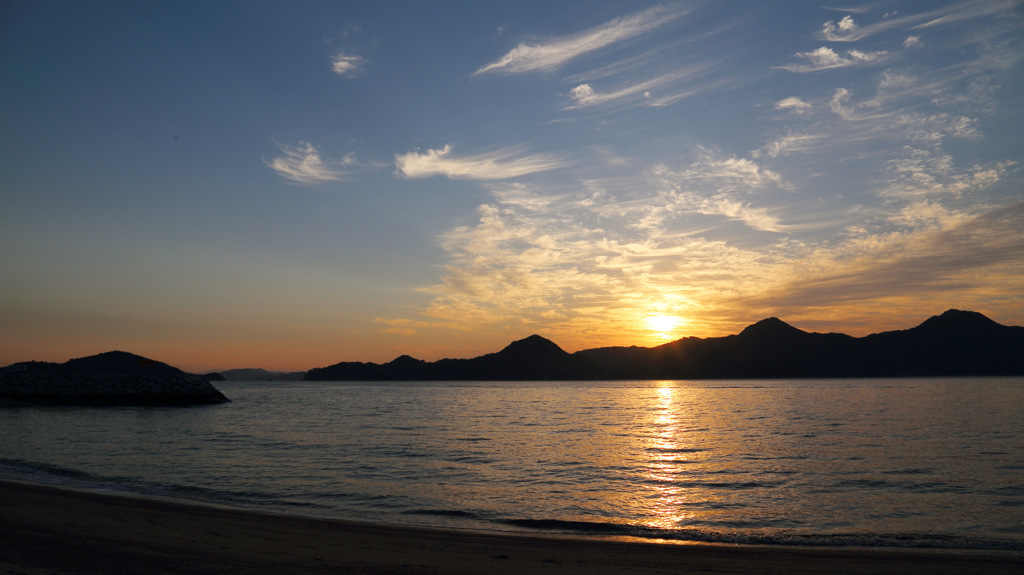 海水浴場の朝（16:9版)