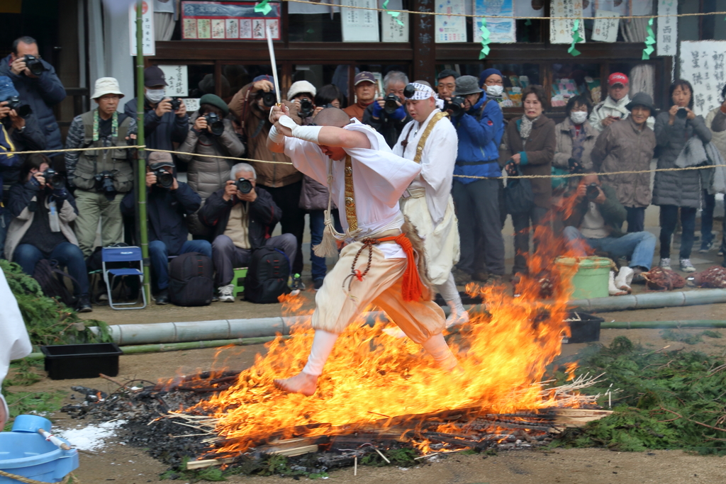 西国寺火渡り神事(7) 200108-795