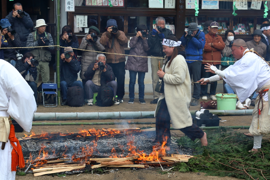 西国寺火渡り神事(9) 200108-828