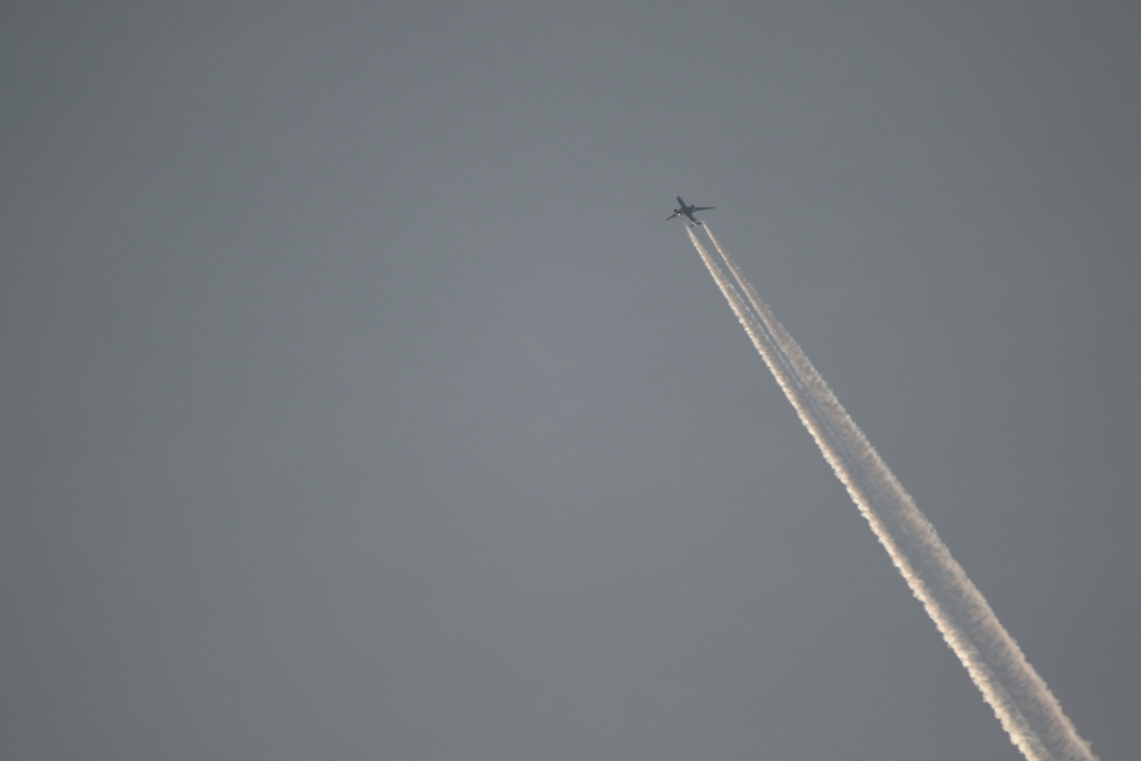 早朝の飛行機雲 190606-476