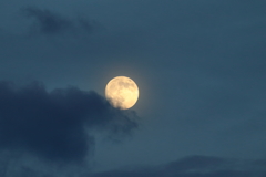不気味な雲と月 170806