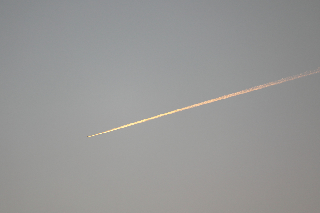 早朝の飛行機雲(2)  171230-2