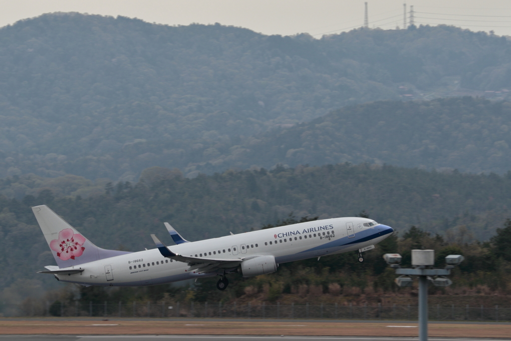 China　Airlines take off  180409-075