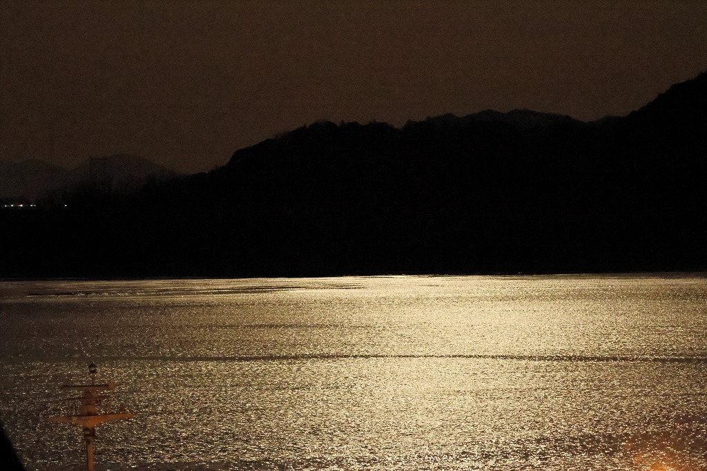 光る海 (2) 250314-366