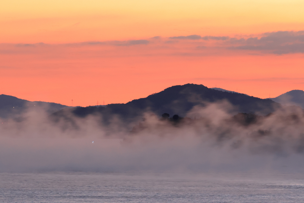 今朝の海霧 (1) 251206-093